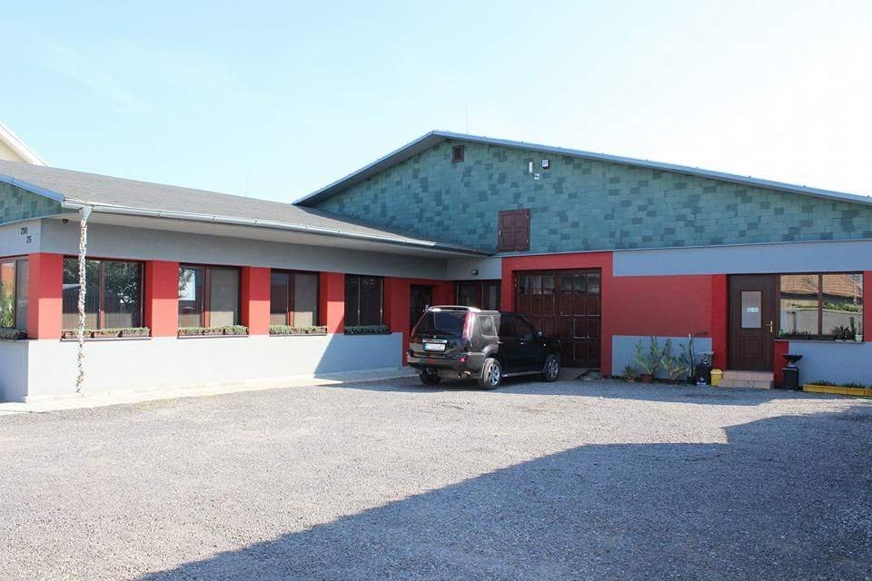 Robotnícka ubytovňa Šúrovce — HÜTTE in Šúrovce