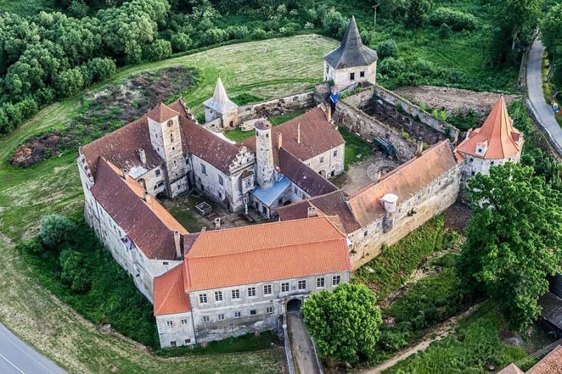 Zámek Červená Řečice