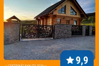 Blockhaus Šumiac im Sommer