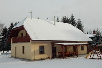 Domek Černá w zimie