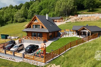 Zrub Azarka s vírivkou a saunou im Sommer