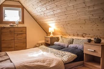 Kleines Zimmer auf dem Bauernhof im Sommer
