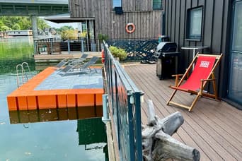 Houseboat with touch of luxury v zime
