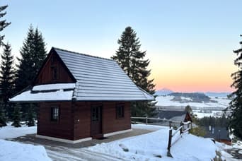Drevenička pod lesom im Winter