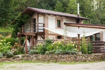 Chalúpka a domček pri jazere