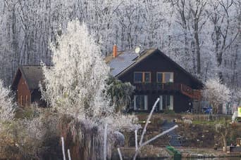 Apartment in a lakeside log cabin in the winter