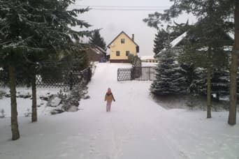 Útulná landhaus za potokom im Winter