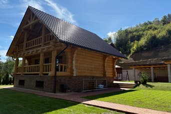 Zrub nad priehradou v lete