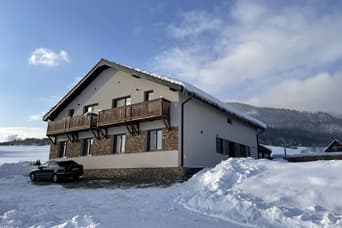 Apartmánová chata pod skalou im Winter