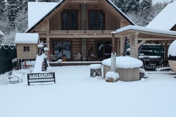 Moderný zrub s privátnym wellness in the winter