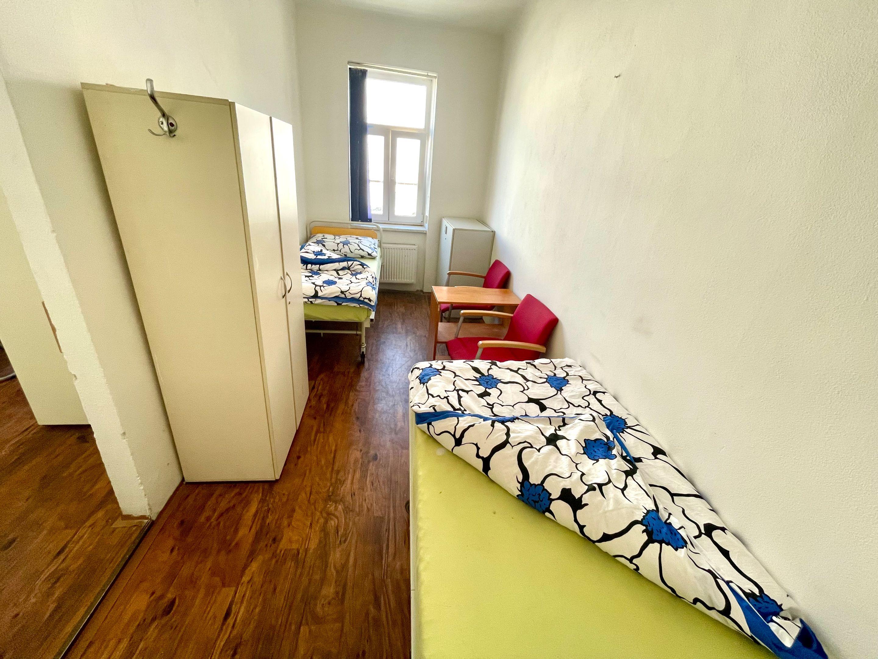 Pokoj s 2 ložnicemi (2-lůžková a 3-lůžková) Rodinná izba s 2 spálňami - Ubytovňa Průmyslová
