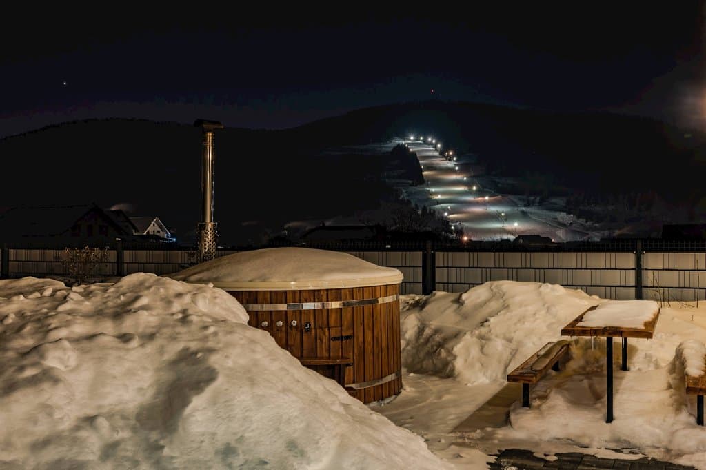 Kúpacia kaďa s výhľadom na lyžiarske stredisko - Chalet West - Zuberec