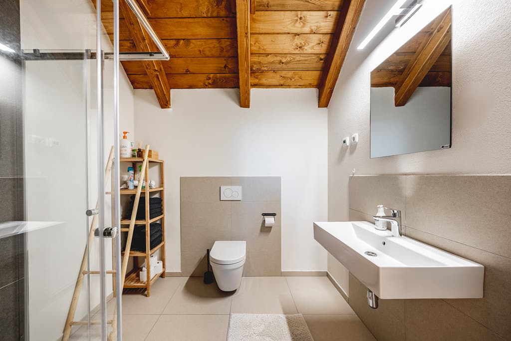 Bathroom with toilet - Roubenka Na Skalce