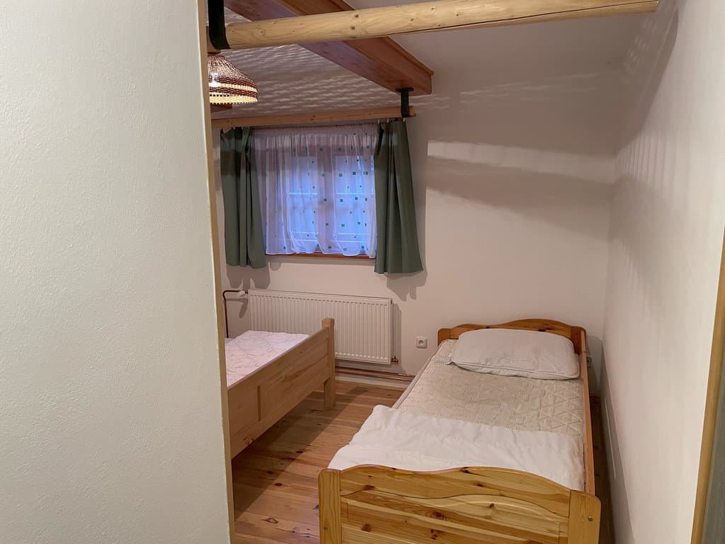 jedno lůžko v třílůžkovým pokoji v pŕízemí - Chalupa u Podskalských