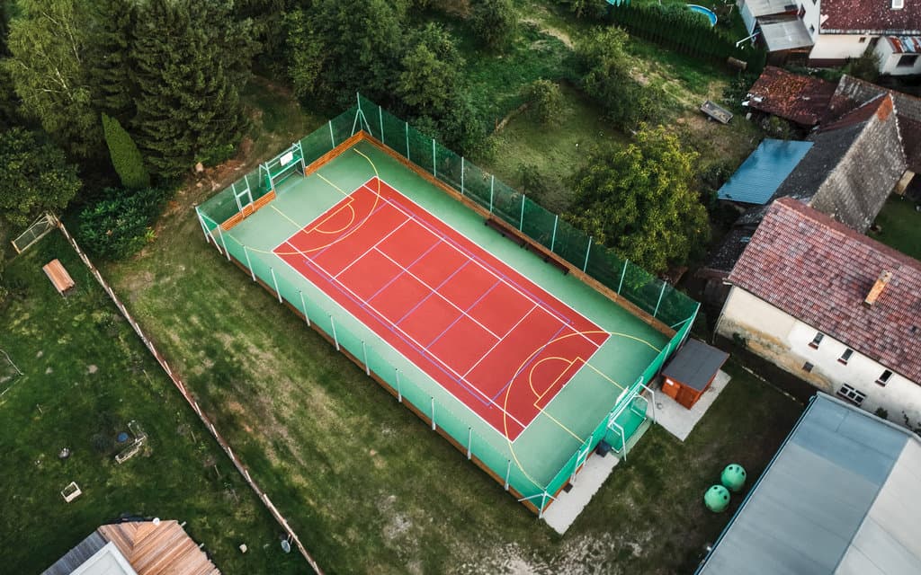 víceúčelové hřiště cca 100 m od chalupy volně pŕístupné - Chalupa u Podskalských