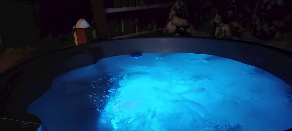 jacuzzi kúpacia kaďa s ohrevom a masážnymi tryskami a LED osvetlením - Wellness Chata Horbek s kaďou a saunou