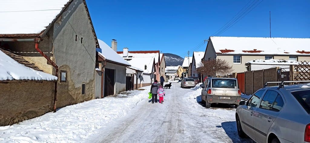 Chata Lucie - zímní ulice před chatou - Házikó Lucie pod Řípem