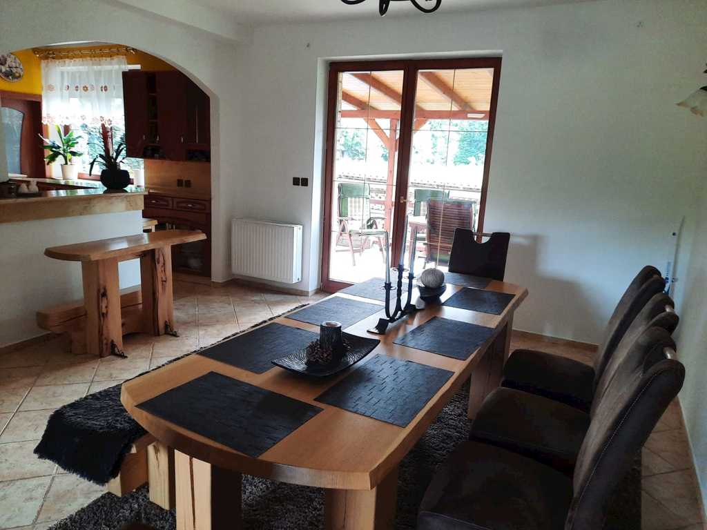 Jídelní část s výhledem na terasu - Landhaus Pod Radhoštěm