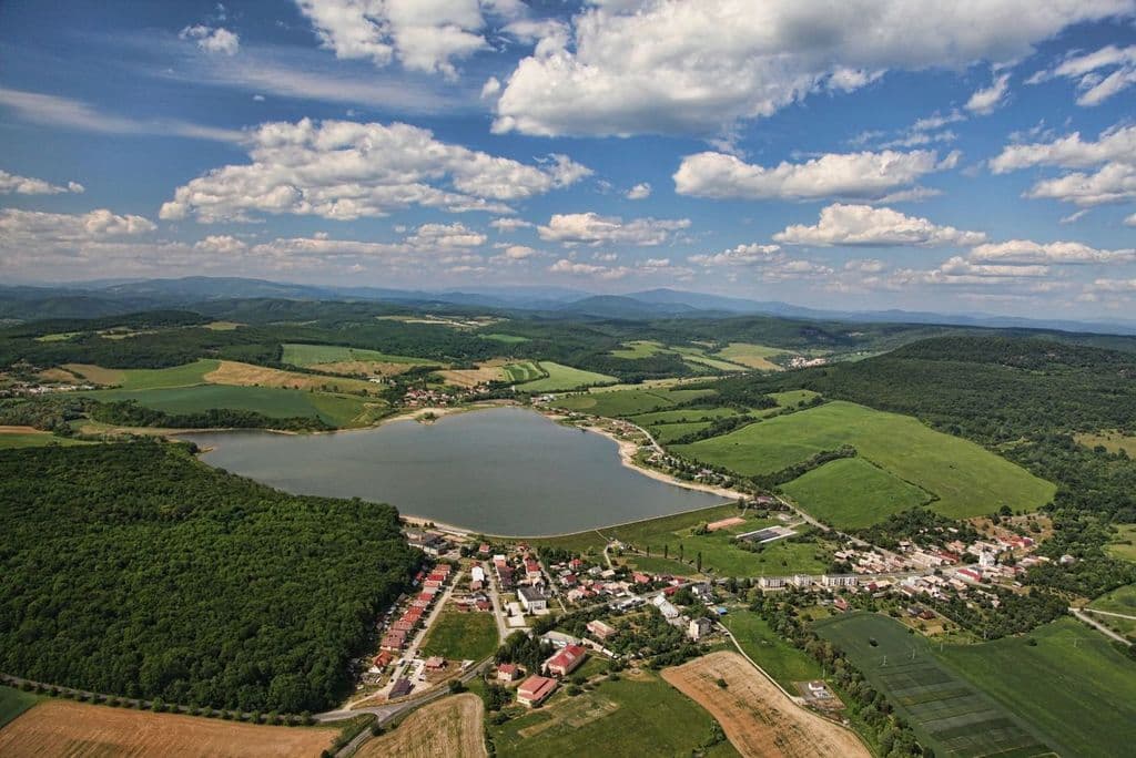 Pohľad zhora na vodnú nádrž Teplý vrch. Nádrž sa nachádza priblížne 400-500 m od apartmánu. - Dovolenkový byt Pomaranč Teplý Vrch
