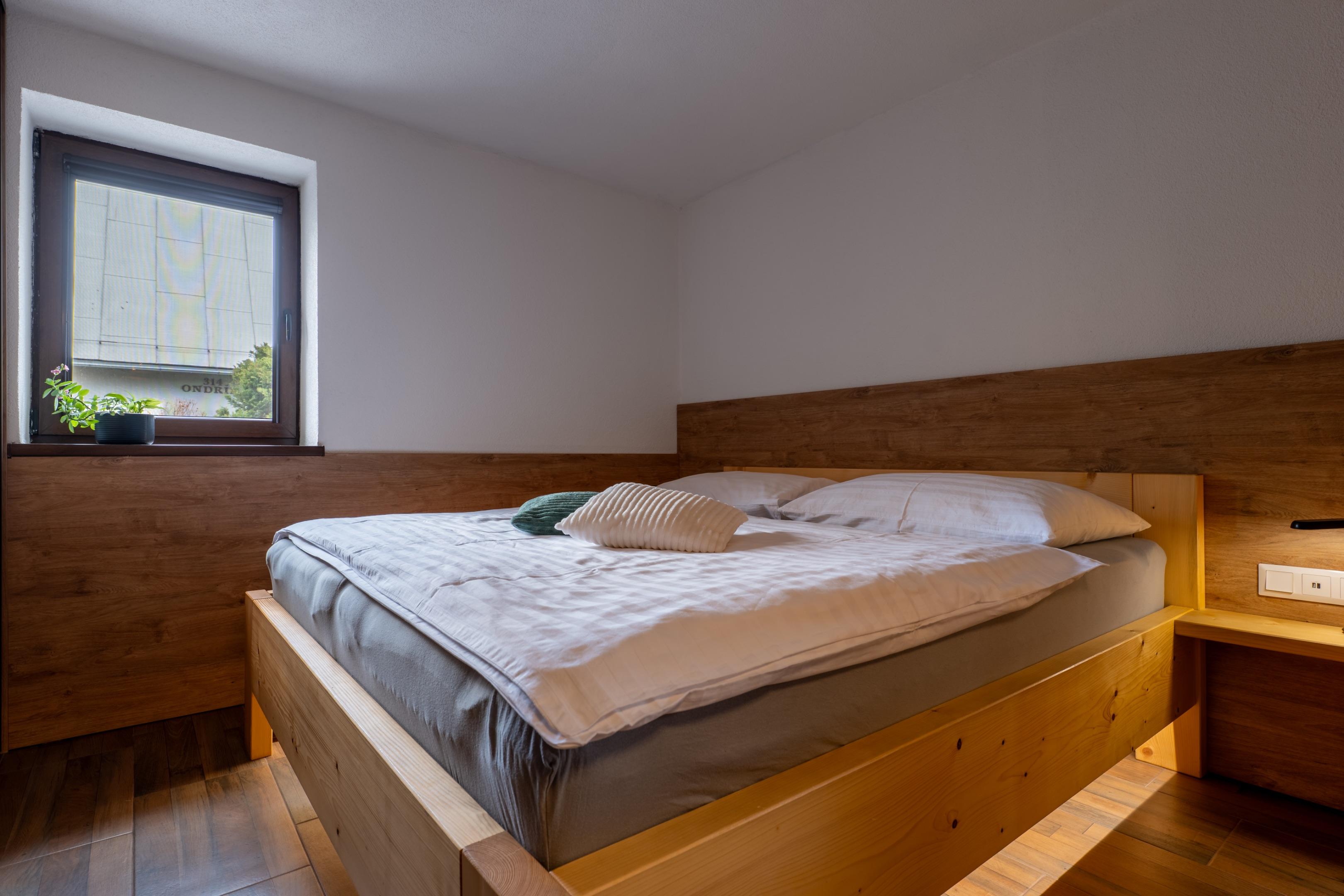 Veľká manželská posteľ v aparetmáne - Chalet Dereše