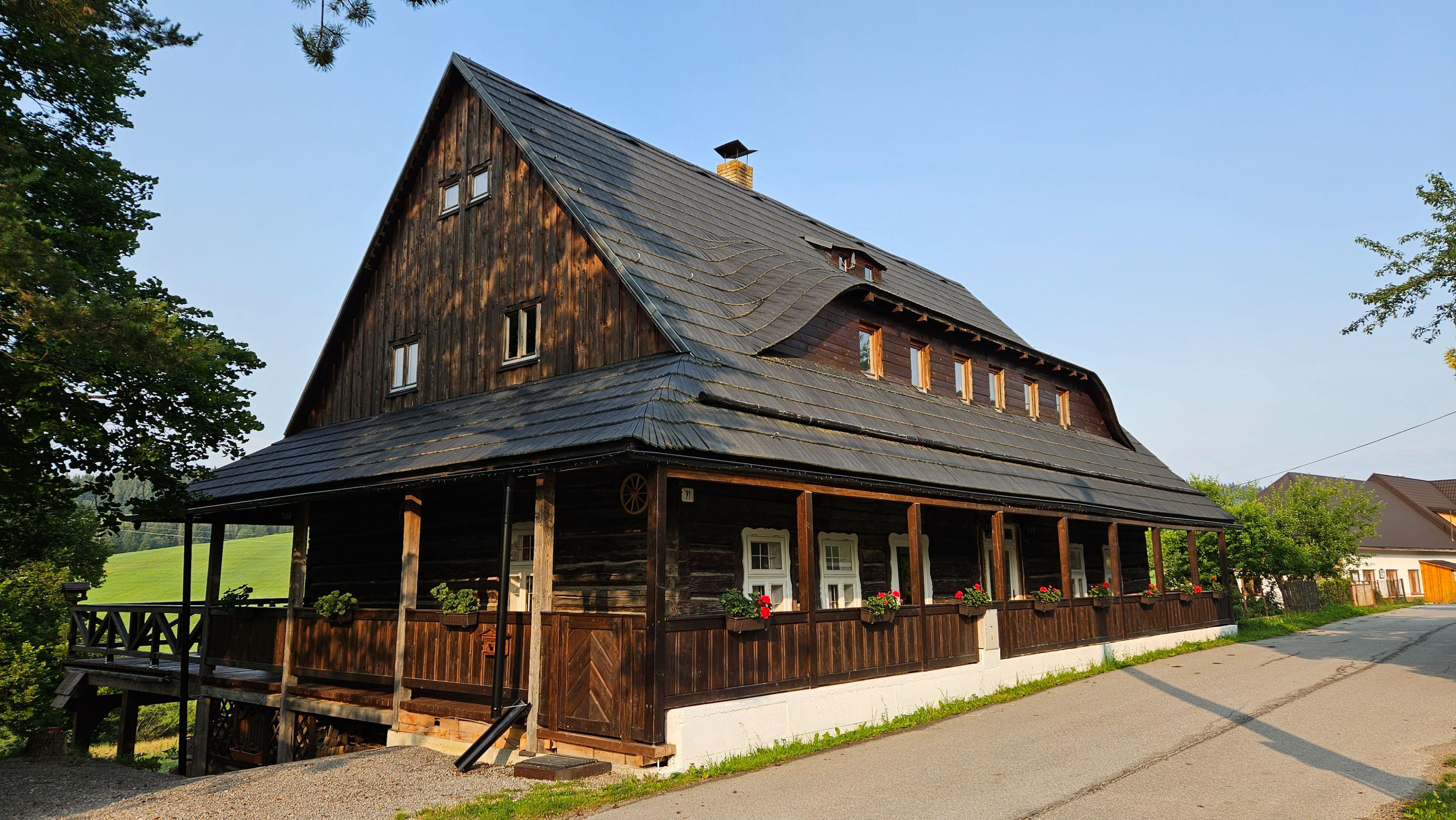 Blockhaus Borovianka im Sommer