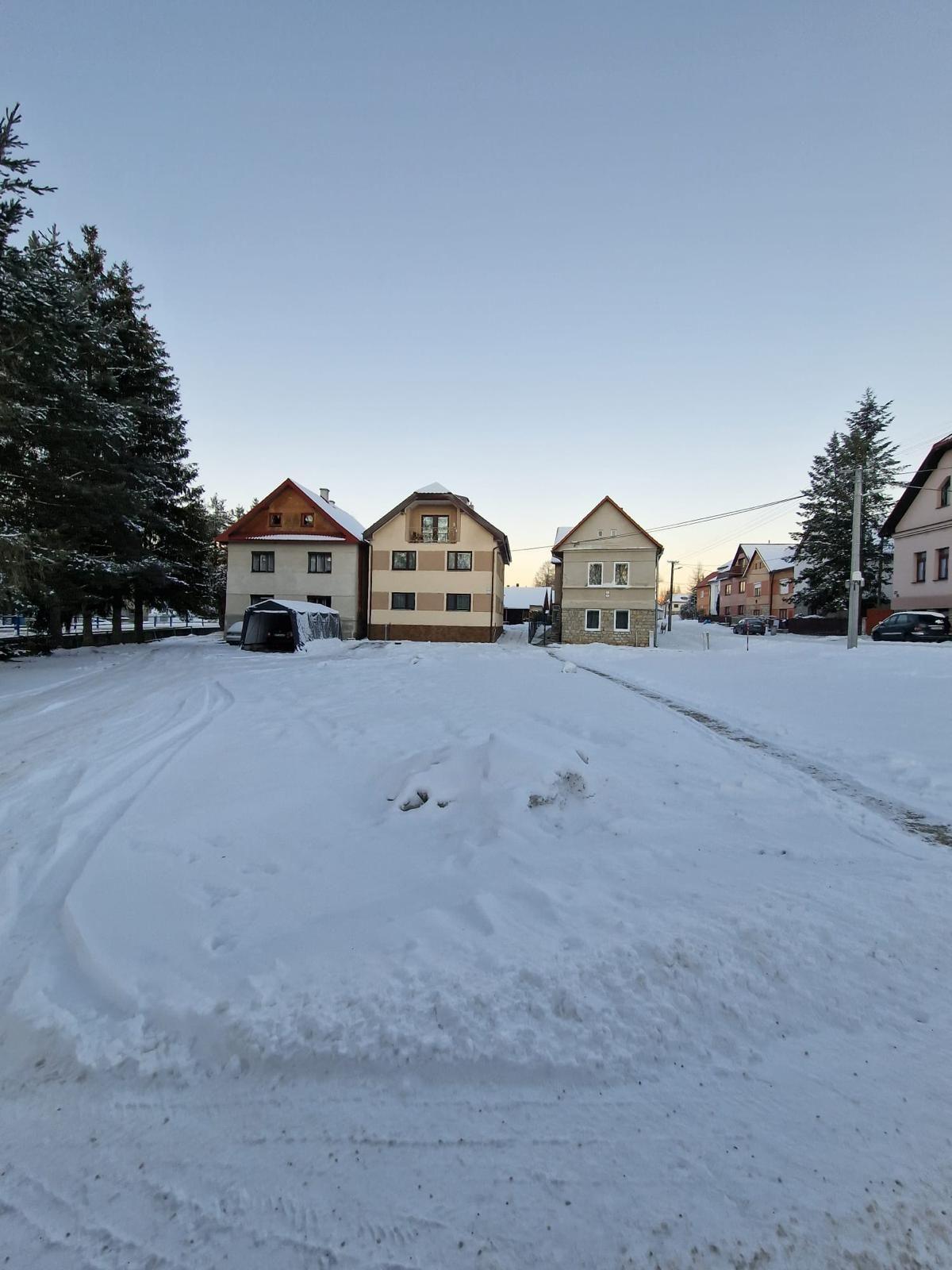 Parken vor dem Haus (Haus in der Mittte) - Appartements Šafran Štrba