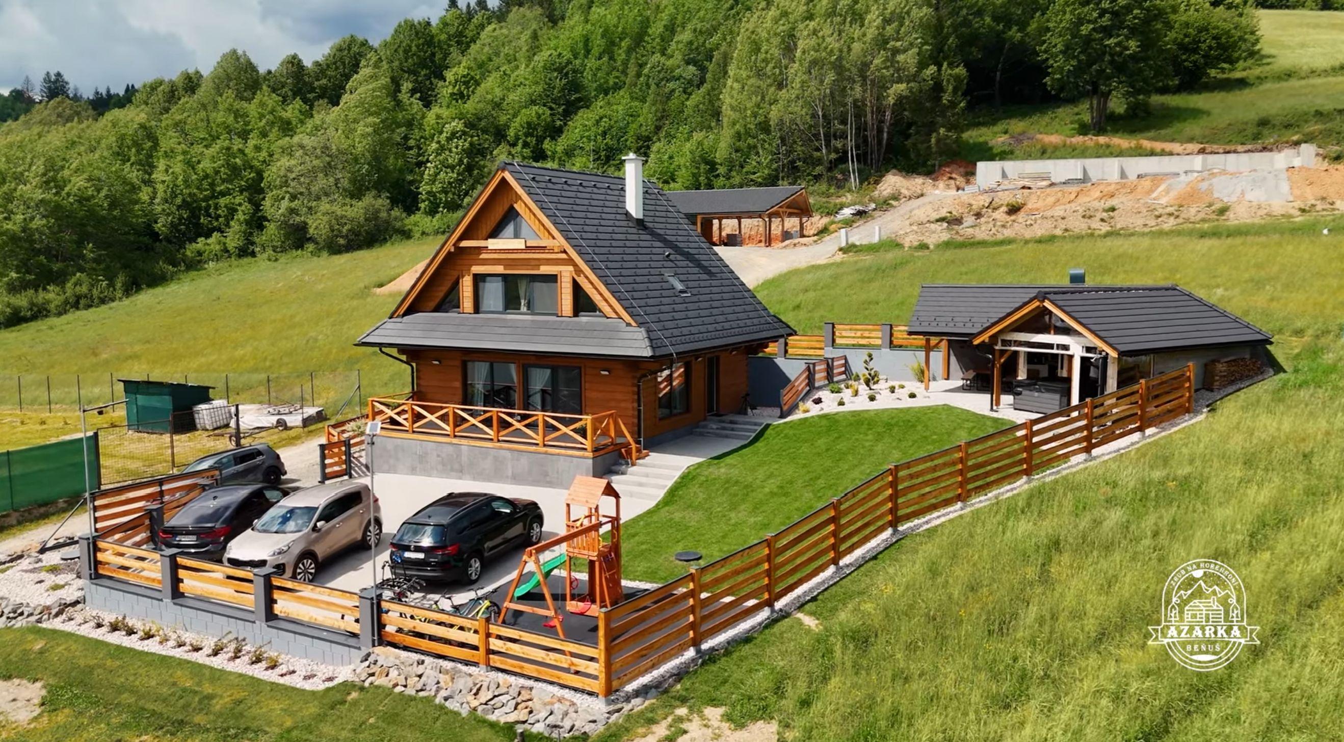 Zrub Azarka s vírivkou a saunou im Sommer