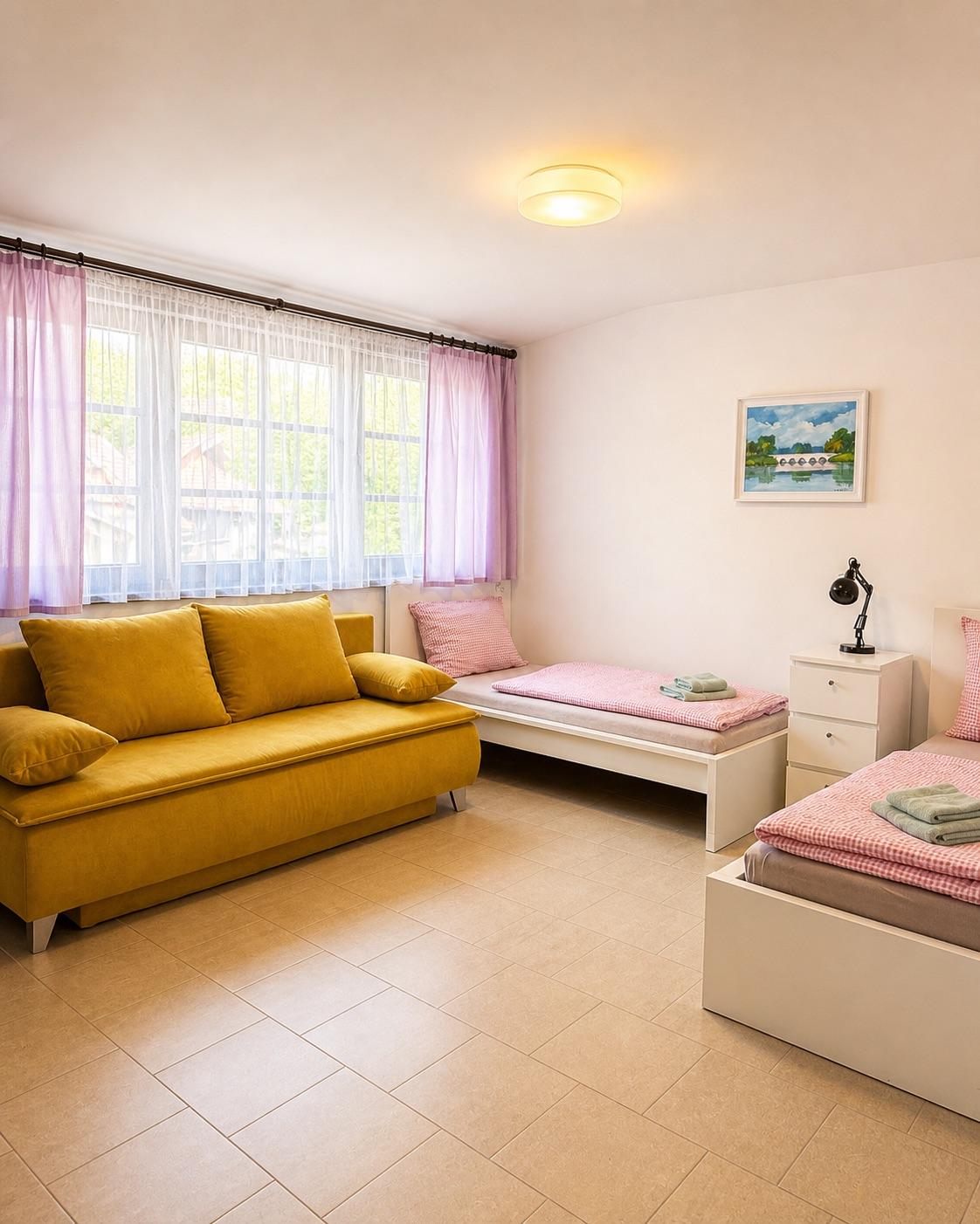 Rodinný apartmán 2 Dvoulůžkové studio s 2 přistýlkami - Penzion V Podzámčí - bezbariérové apartmány