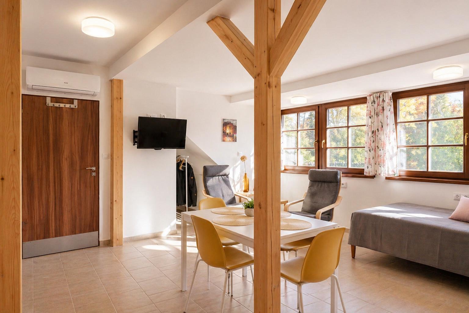 Rodinný apartmán 6 v podkroví  Čtyřlůžkové studio - Penzion V Podzámčí - bezbariérové apartmány
