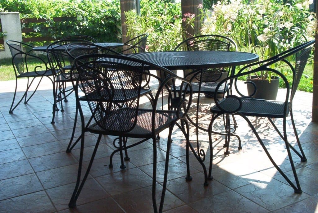 posedenie na spodnej terase - Apartmány Petra