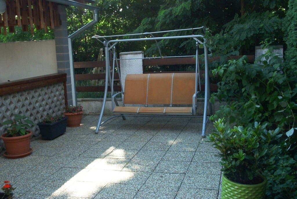 hojdačka pri altáne - Apartmány Petra