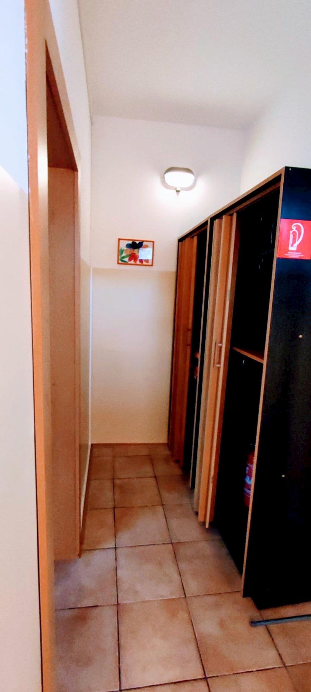 hlavný vchod do predsiene so šatníkom - CITY CENTRE APARTMENTS