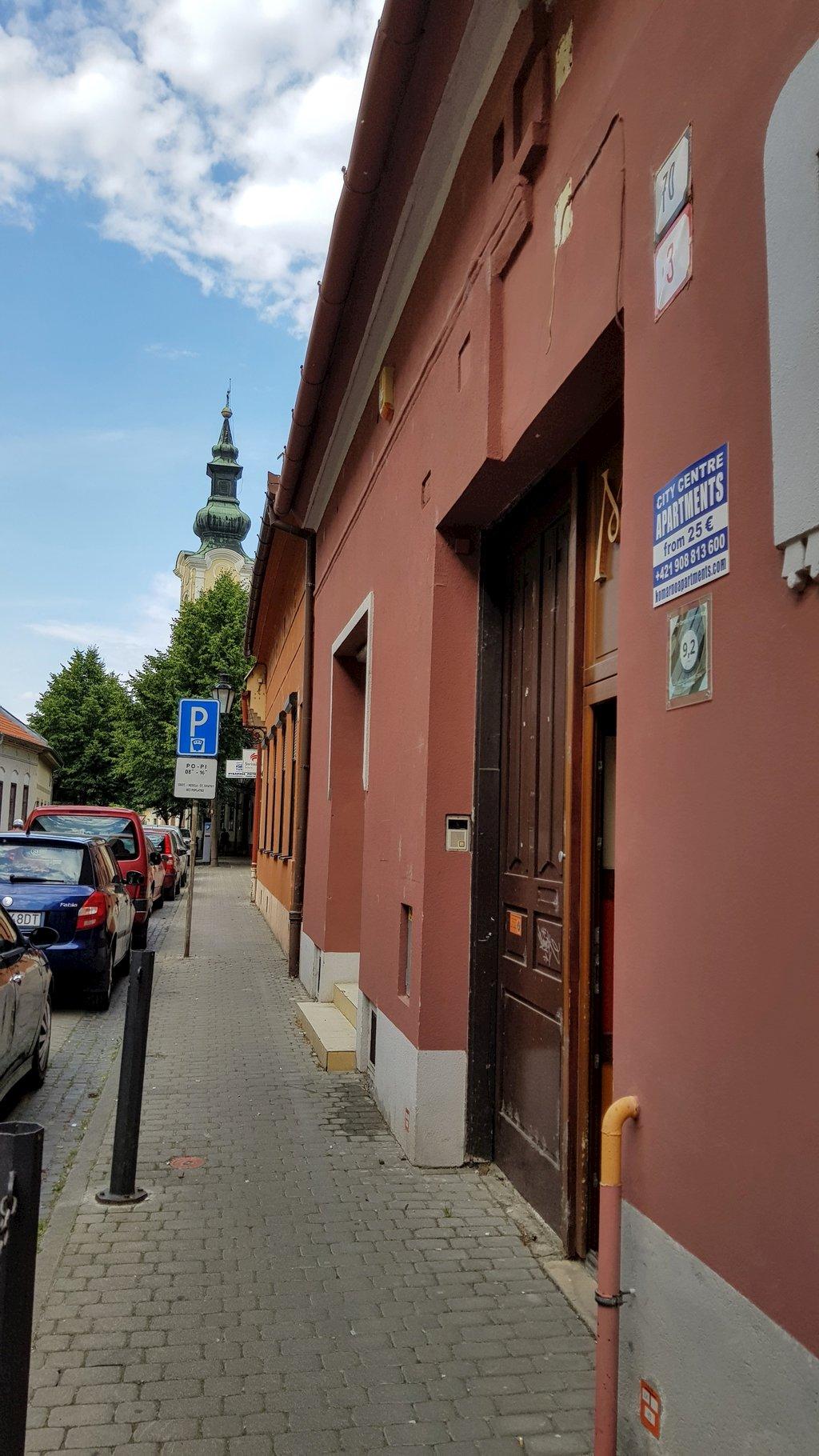 Verejné parkovisko pred objektom na ul.Františkánov. - CITY CENTRE APARTMENTS