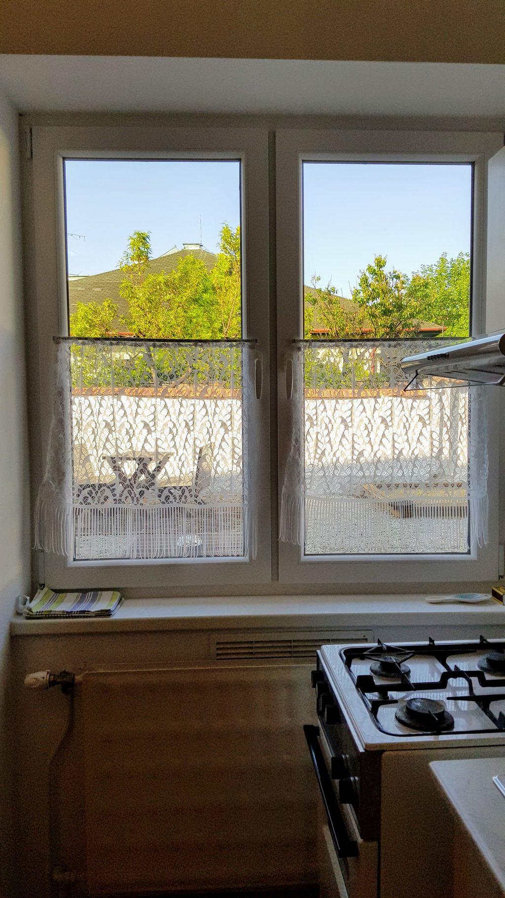 Ap.MILAN, výhľad do detského parku z kuchyne na záhradné posedenie a pieskovisko - CITY CENTRE APARTMENTS