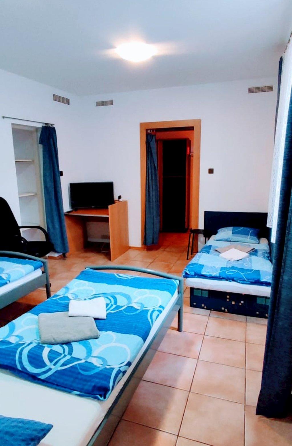 spálňa s TV, prechod do malej spálne - CITY CENTRE APARTMENTS