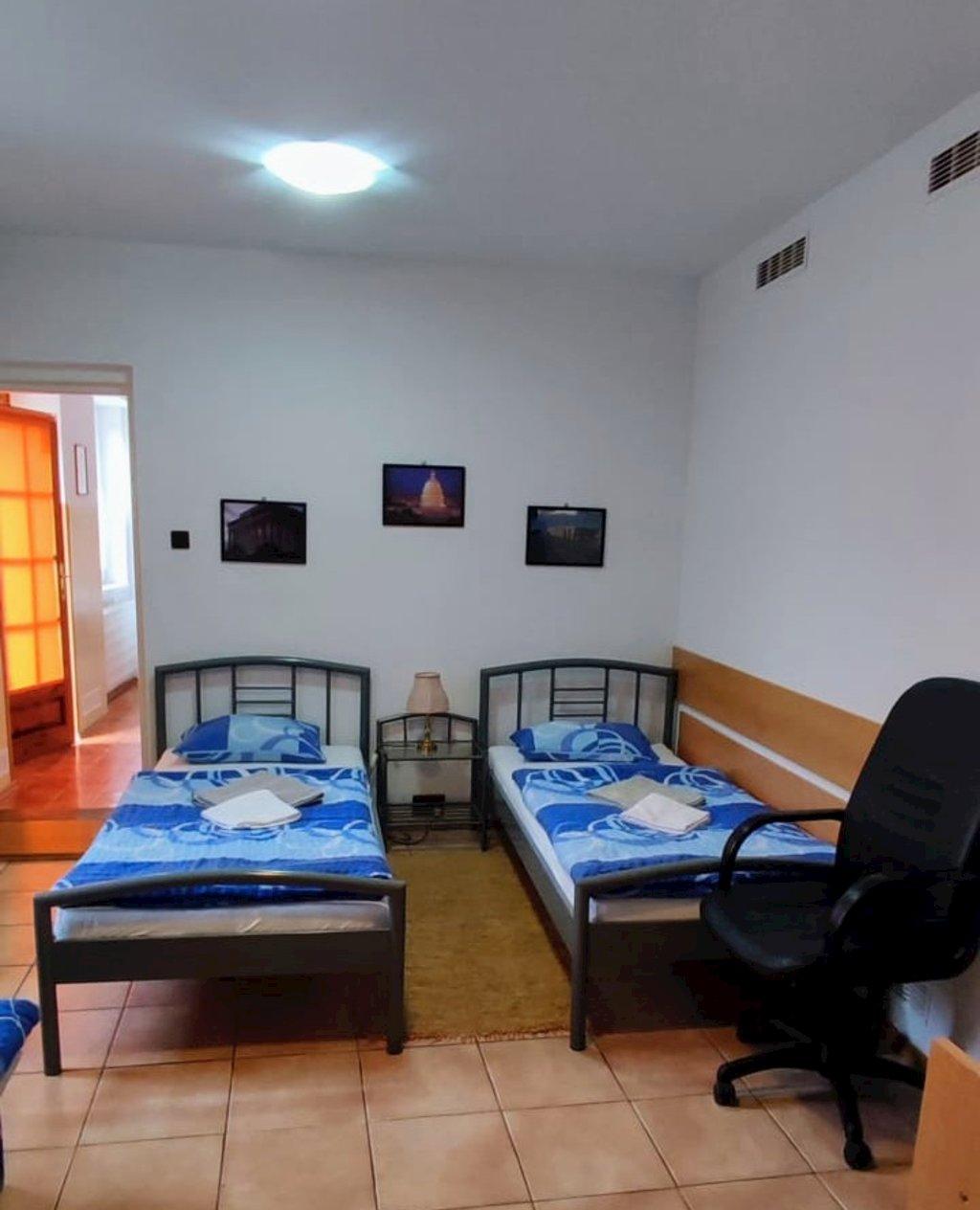 spálňa s 3 posteľami - CITY CENTRE APARTMENTS