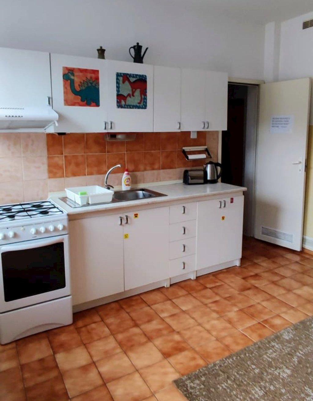 kuchynská linka a vchod do kúpelne - CITY CENTRE APARTMENTS