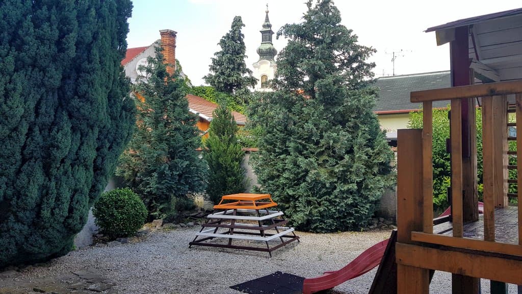 Preliezka a jungle gym v detskom parku, slúži pre všetky ubytované deti - CITY CENTRE APARTMENTS