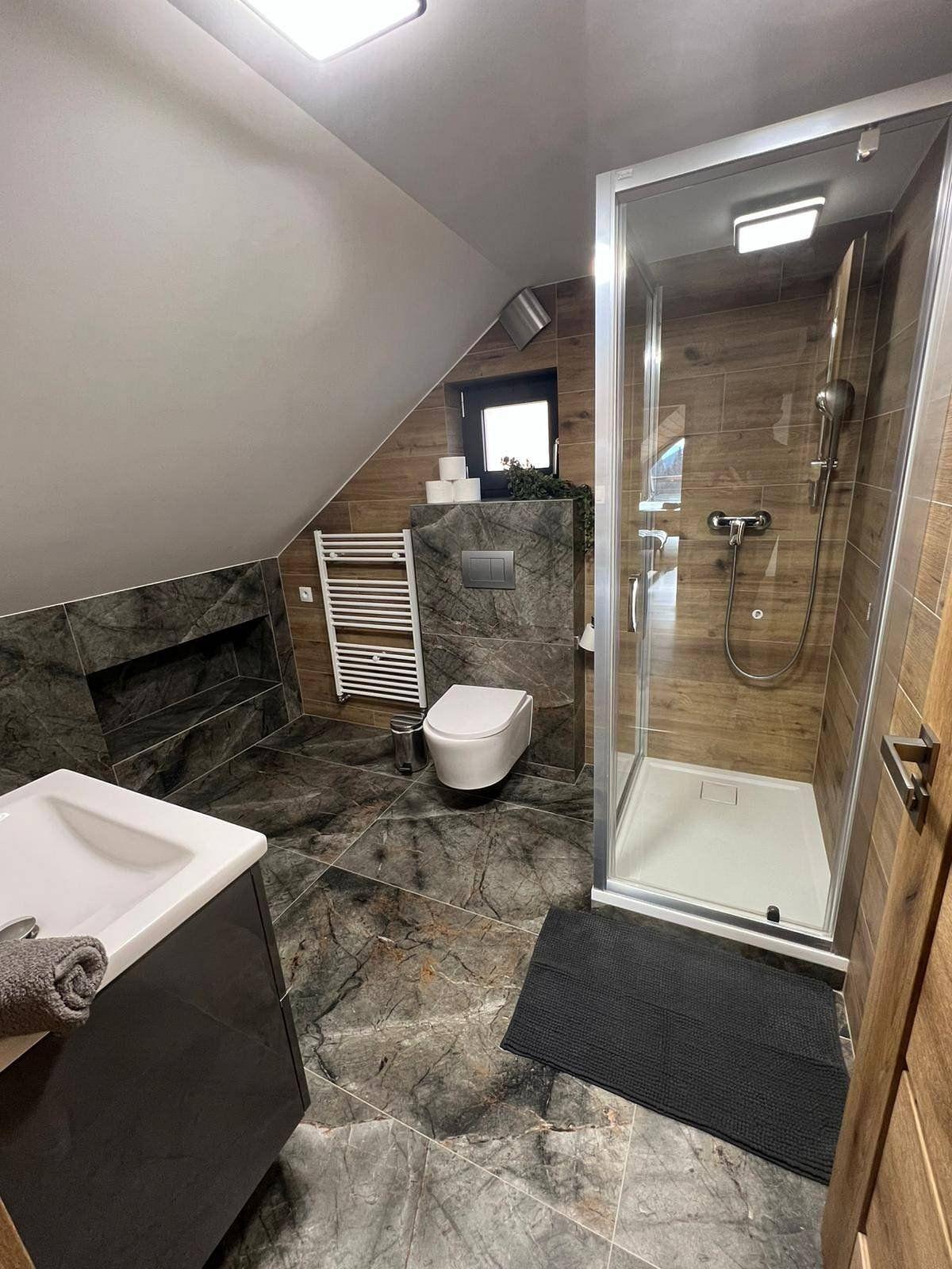 Badezimmer mit Toilette - Zrub nad Krpáčovom