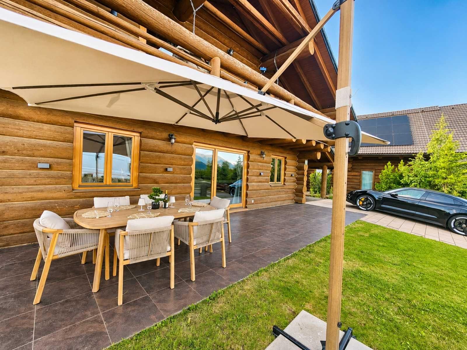 Priestranná terasa s vonkajším posedením, ideálne miesto na spoločný oddych. - AMARLU Chalet Donovaly