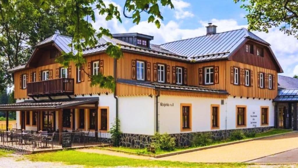 REJVÍZ 1 Hotel & Spa im Sommer