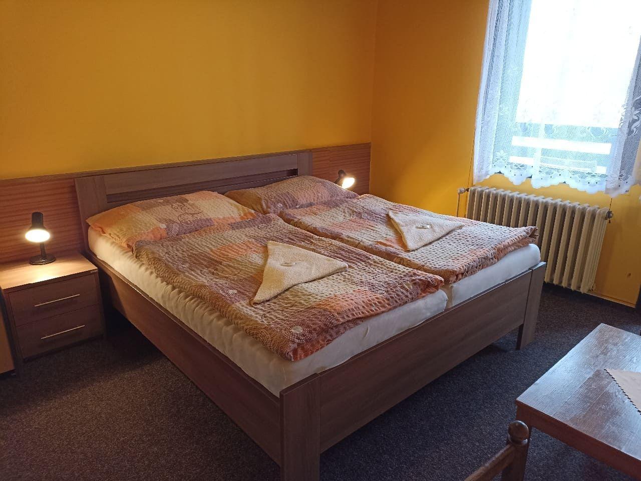 Dvoulůžkový pokoj s manželskou postelí Lux Dvojlôžková izba - Hotel U Splavu