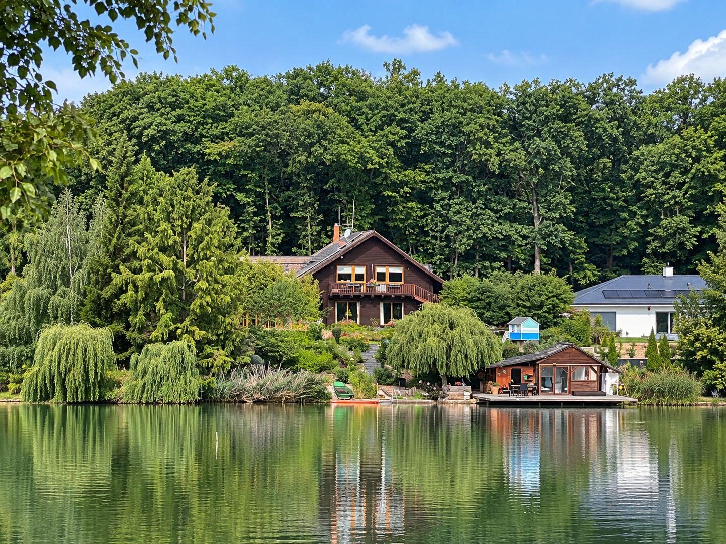 Apartment in einer blockhütte am see im Sommer