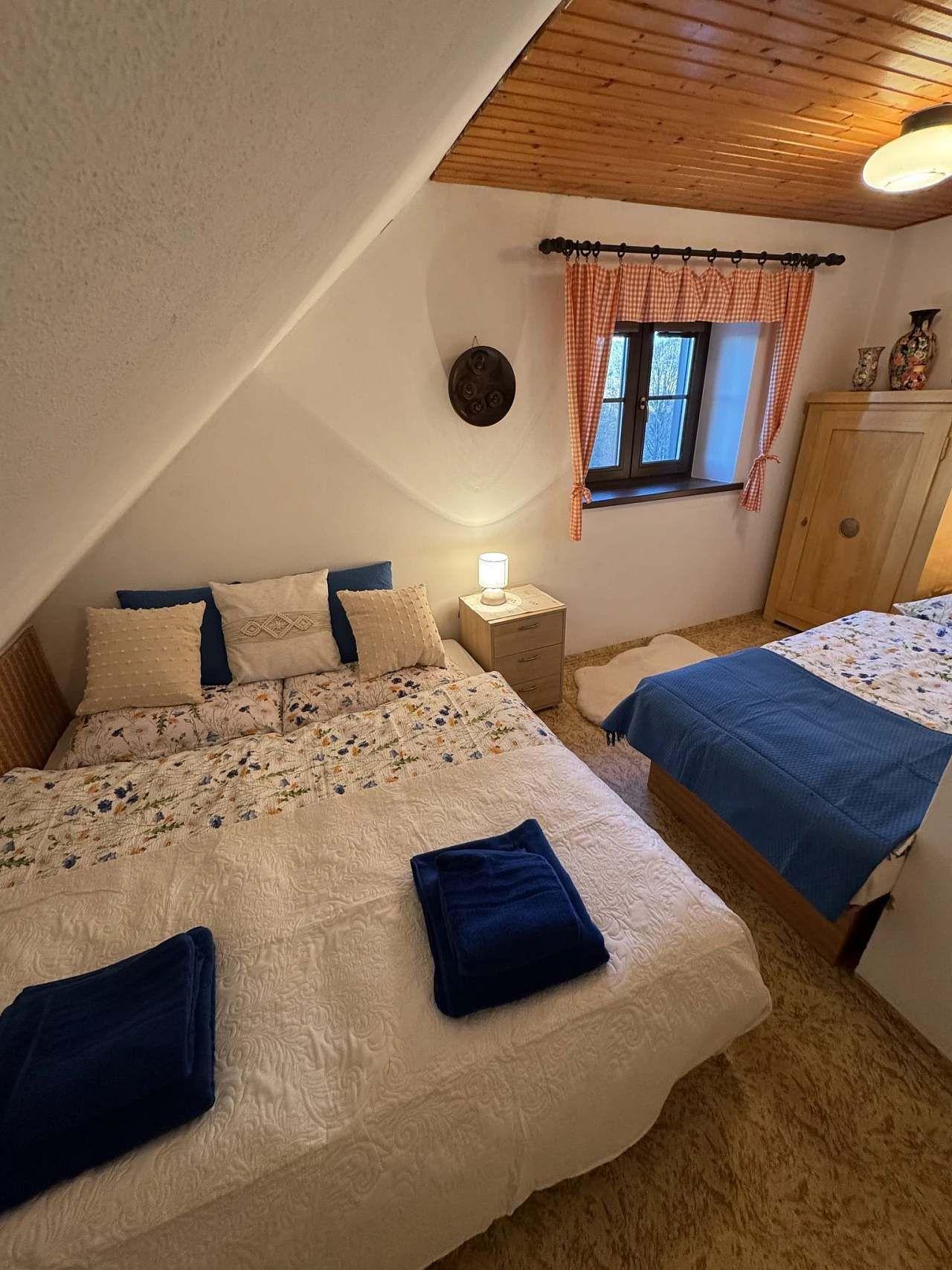 vedlejší ložnice pro čtyři osoby - Chalupa Vyhlídka Platoř