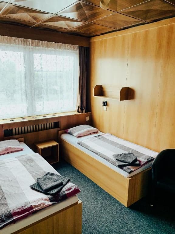 Rodinný pokoj Apartmán s 3 ložnicemi - Hotel a ubytovna Zimní stadion Slaný