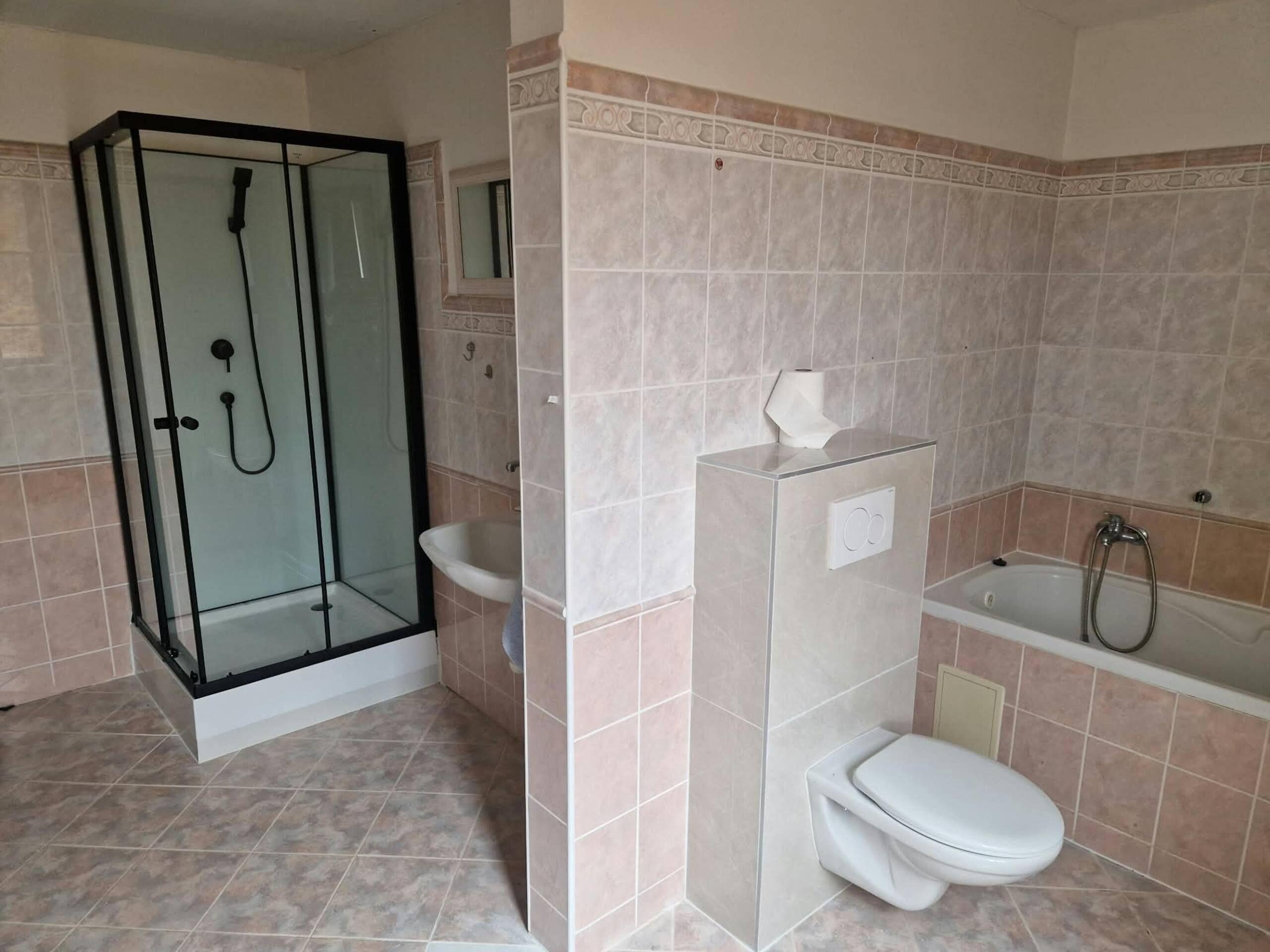 Kúpeľňa s toaletou - Family mansion with sauna, jacuzzi & gym