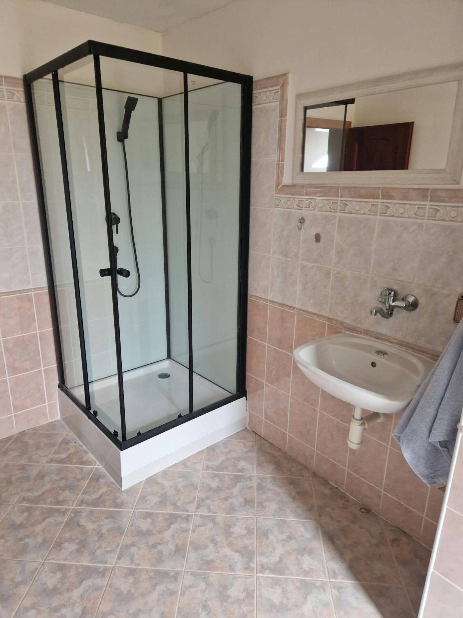 Kúpeľňa s toaletou - Family mansion with sauna, jacuzzi & gym