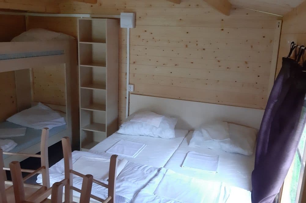 Chatka Typ B s přízemní terasou Čtyřlůžkový pokoj - Camping Amerika
