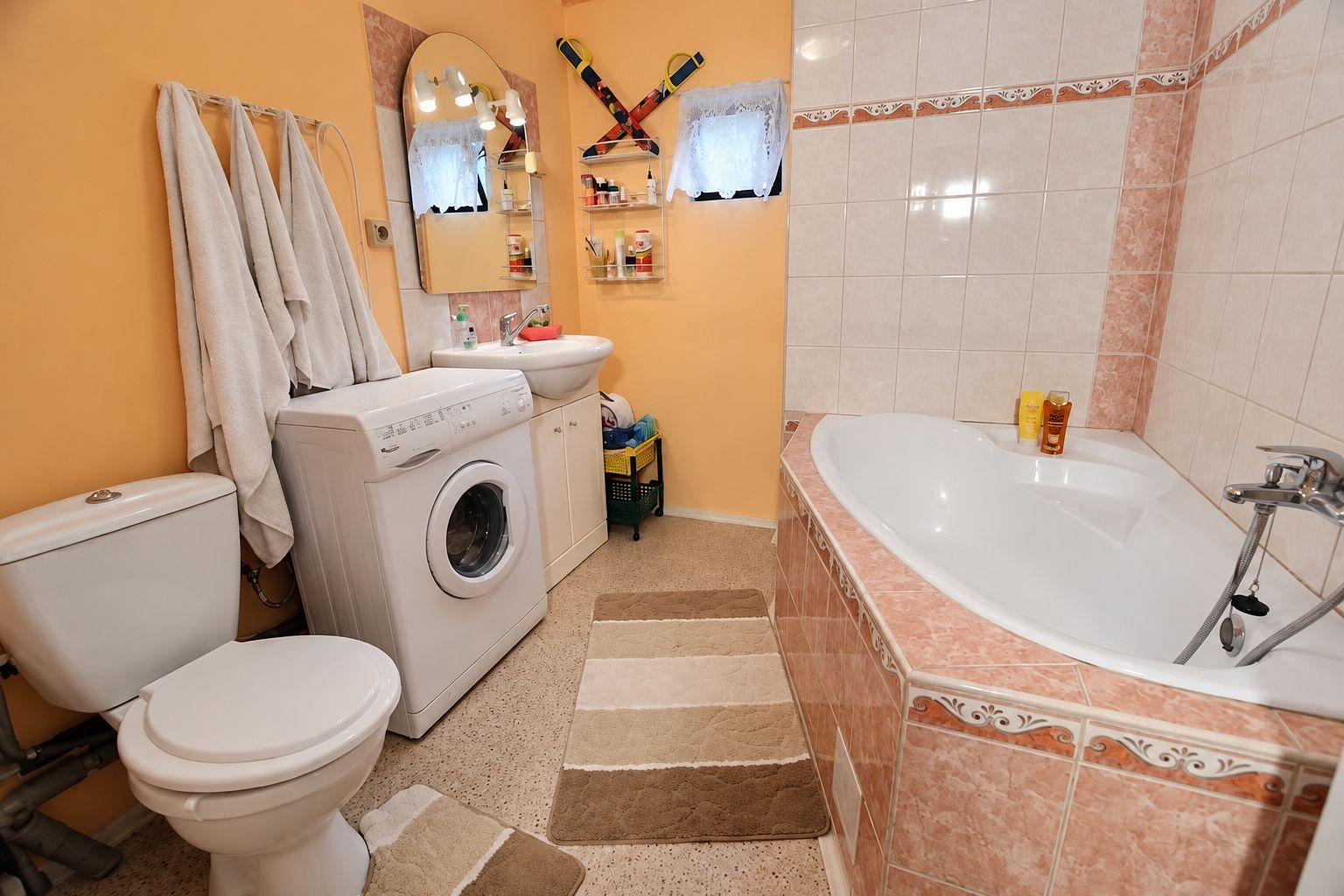 Bathroom with toilet - Chata v zeleném údolí