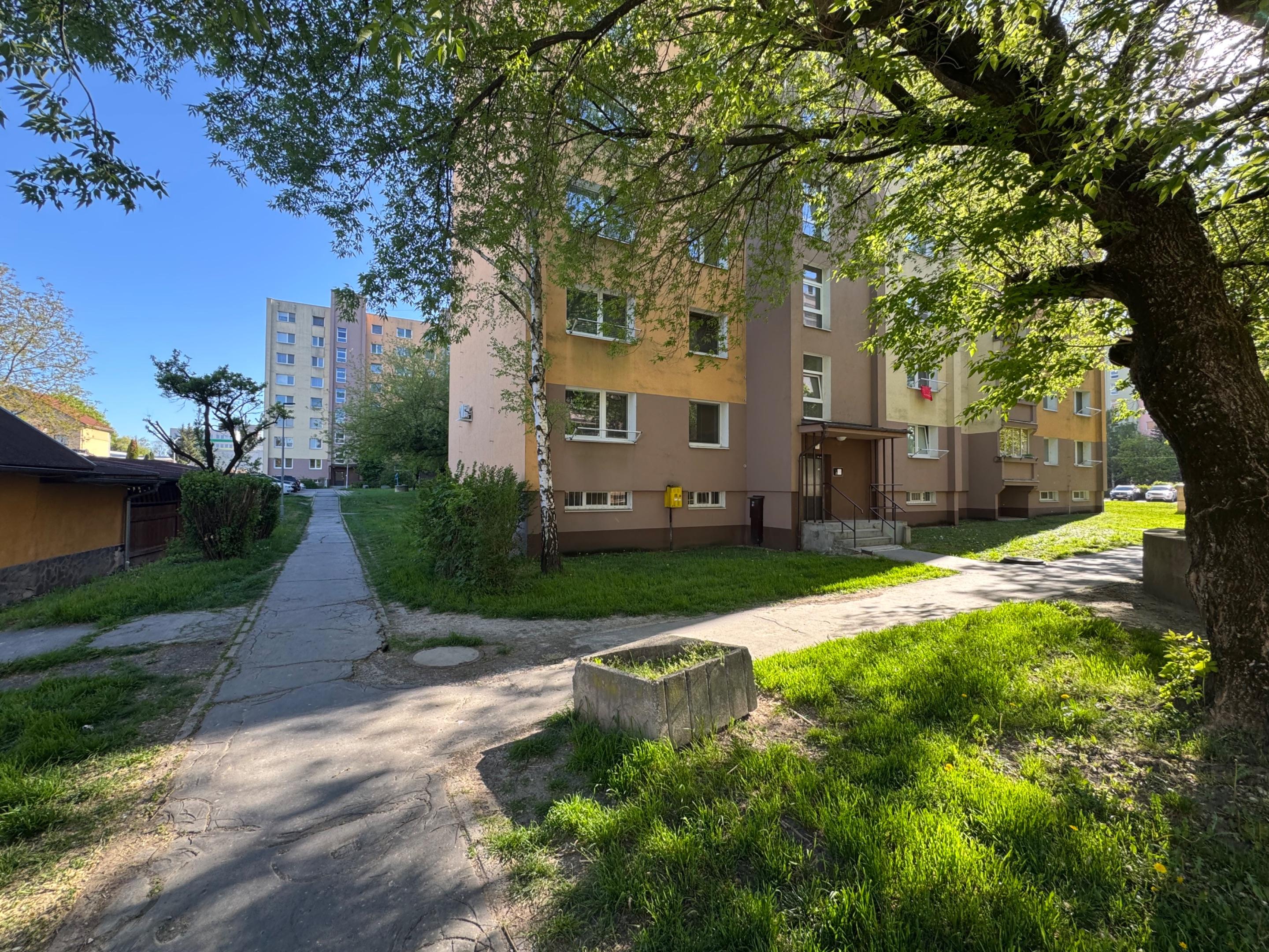Vchod č.1 bytového domu na adrese Vargu, Lučenec - Vargu Residence